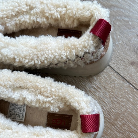 UGG Cream Sherpa Slip-On Clog with Red Stitch Detail - Picture 3 of 3